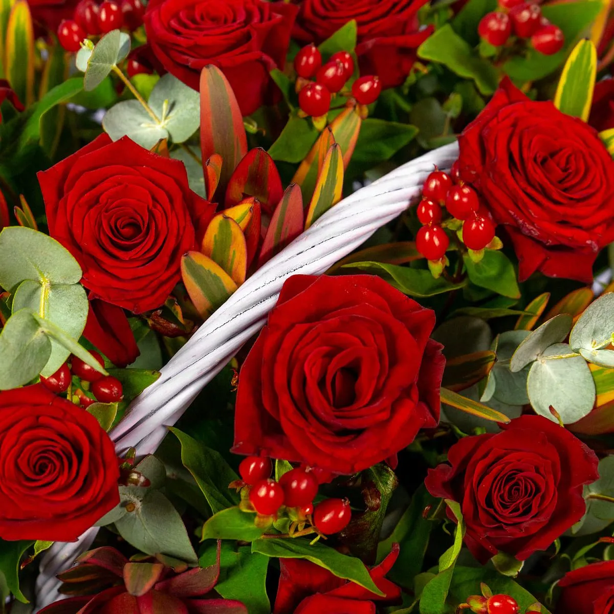 31 розы и эвкалипта в корзине