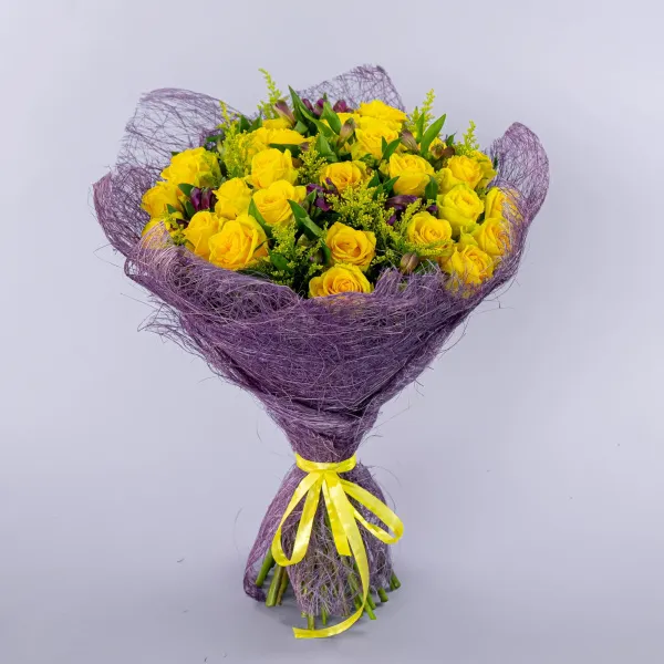 Букет из альстромерий и жёлтых роз