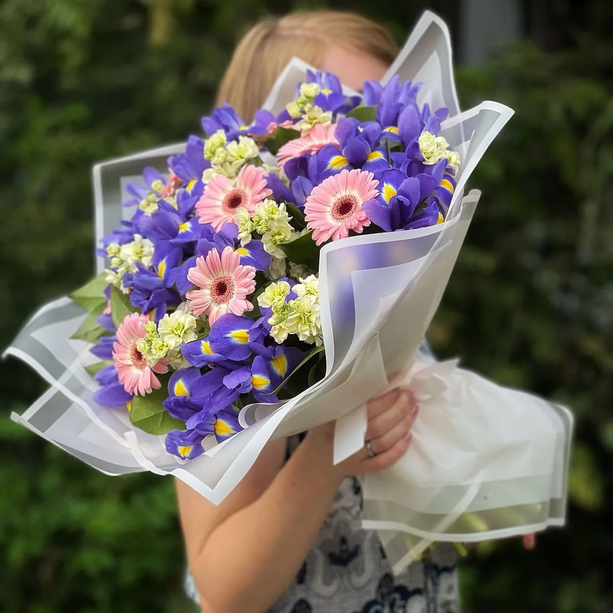 Огромный букет из ирисов, матиолла и гермини