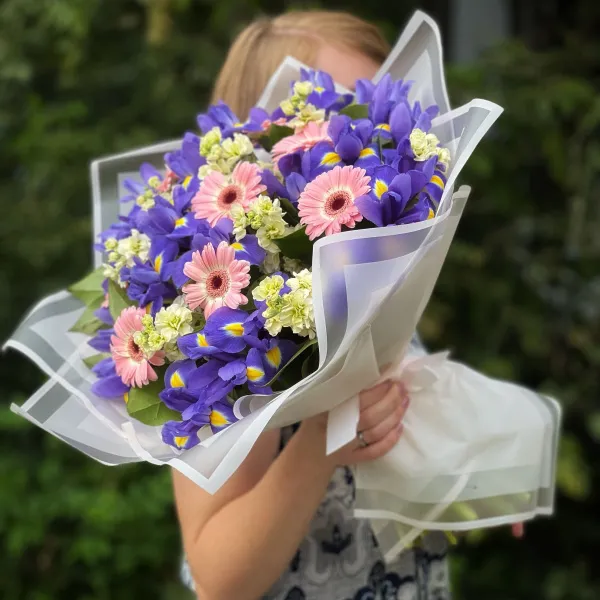 Букет из ирисов, матиолла и гермини