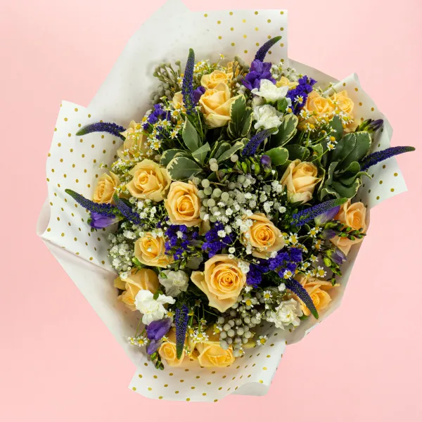 Букет из 20 роз и фрезий