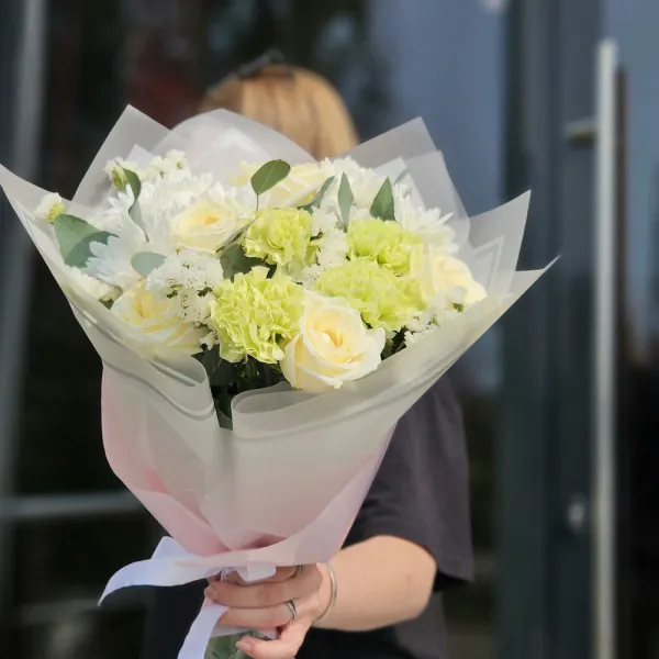 Букет из роз, гвоздик и хризантем