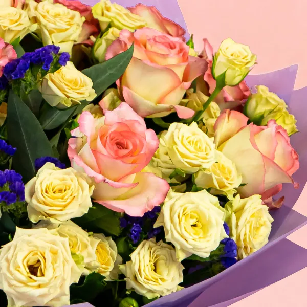 Букет из 19 роз микс и статицы