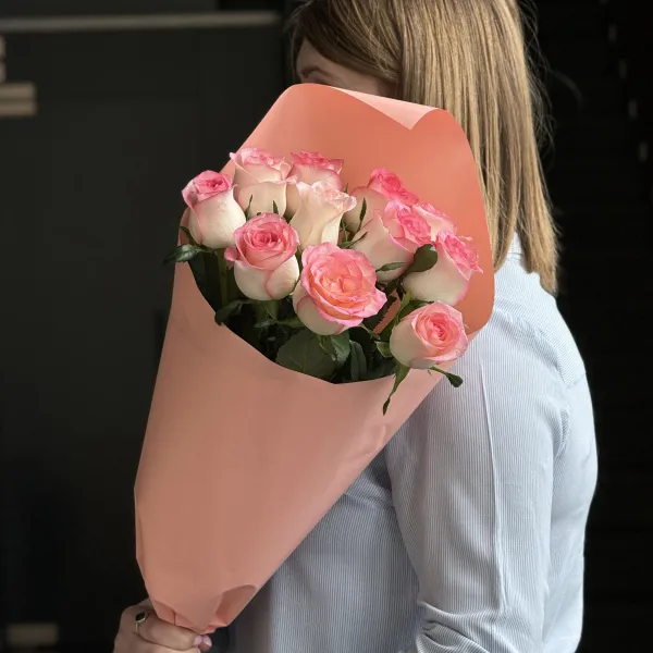 Букет из 11 розово-белых роз (60 см)