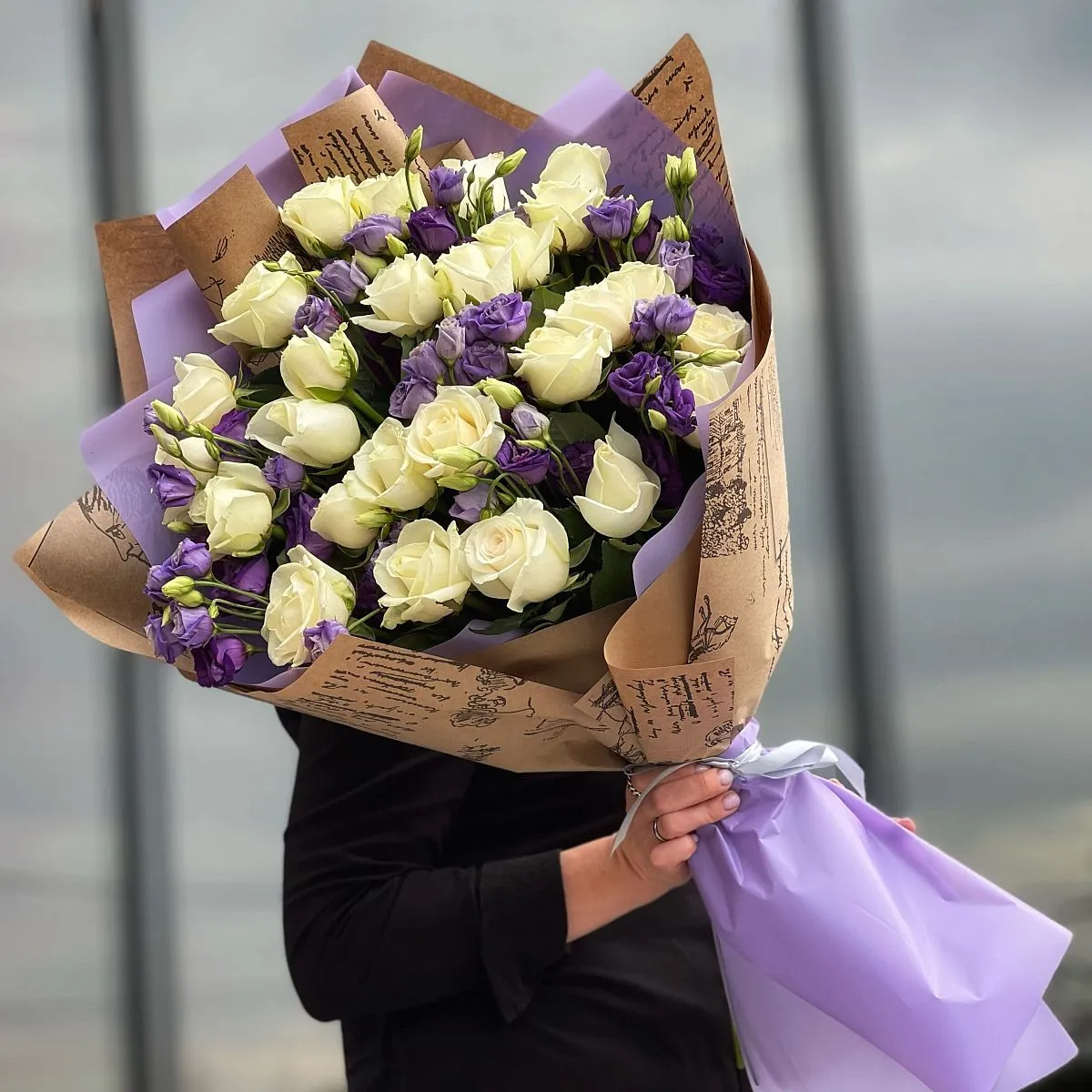 Букет из эустом и роз