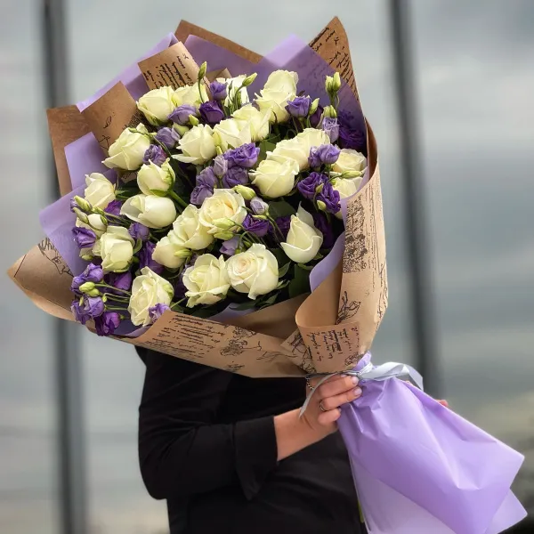 Букет из эустом и роз