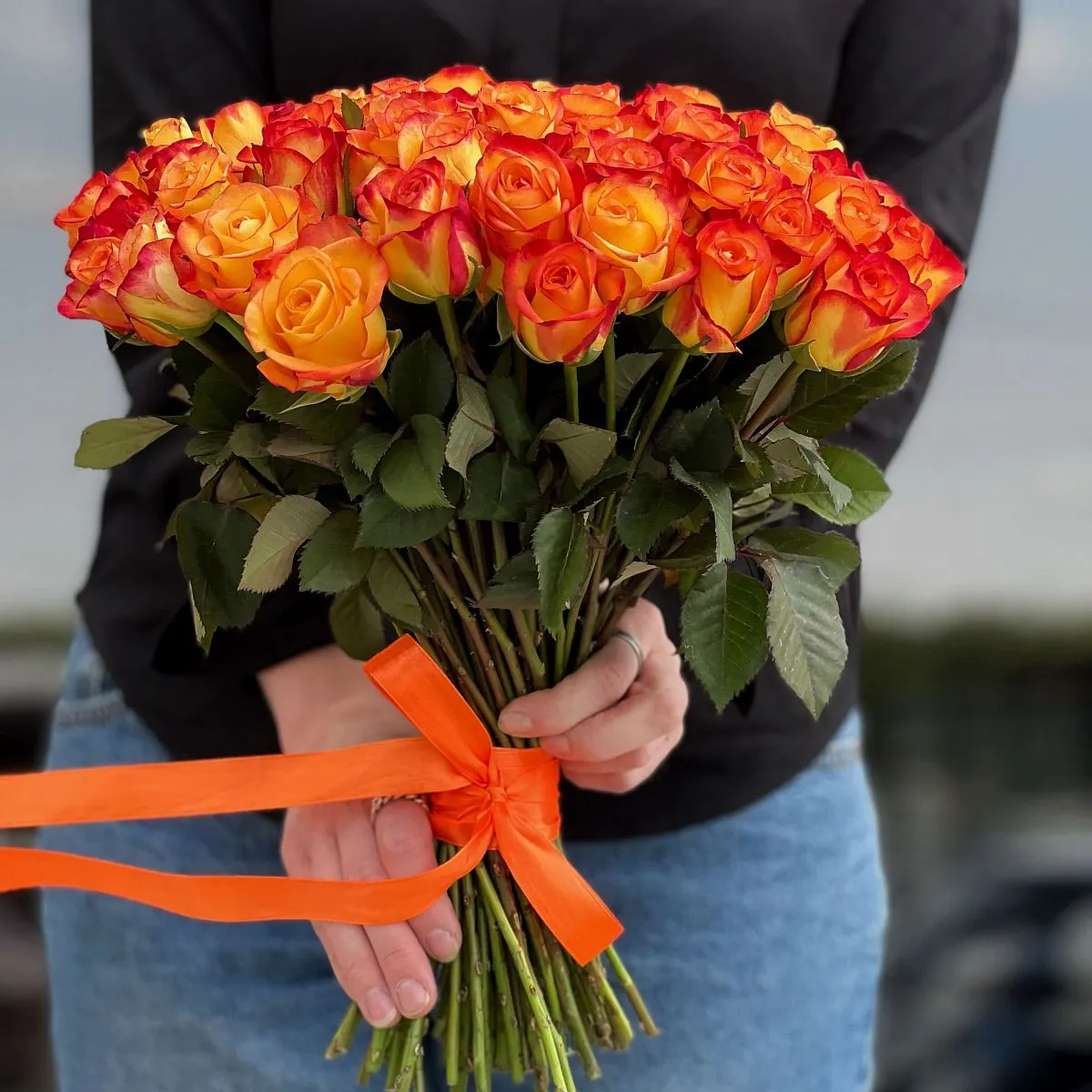 47 оранжевых роз (35 см)