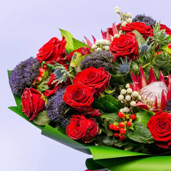 Букет из протей и алых роз