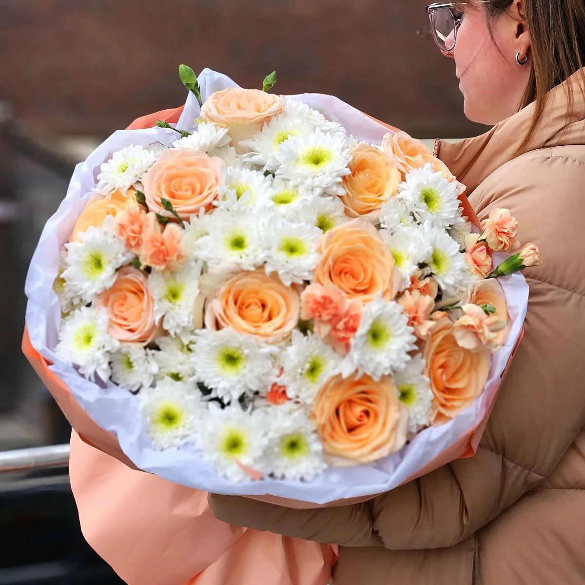 Большой букет роз, гвозик и хризантем