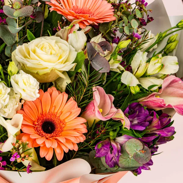 Букет из альстромерий, калл и эустом