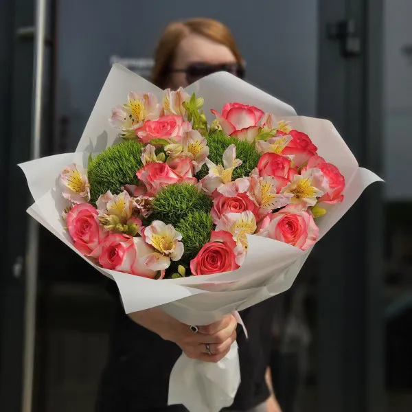 Букет из роз, альстромерий и грин трик