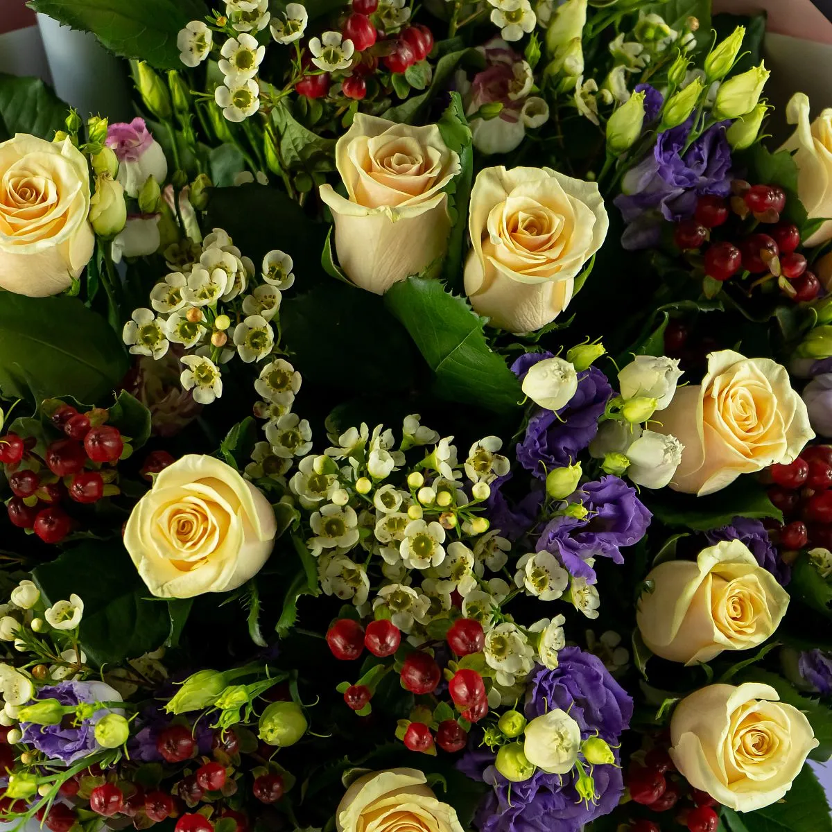 Букет из кремовых роз и эустом