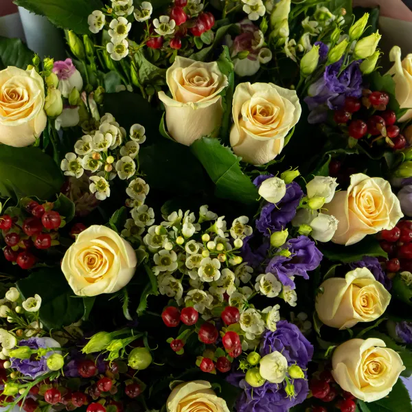 Букет из кремовых роз и эустом