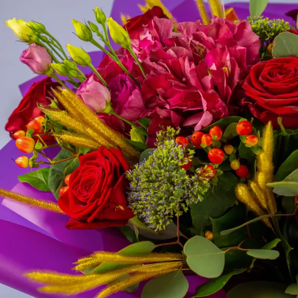 Букет из роз, гортензий и сухоцветов