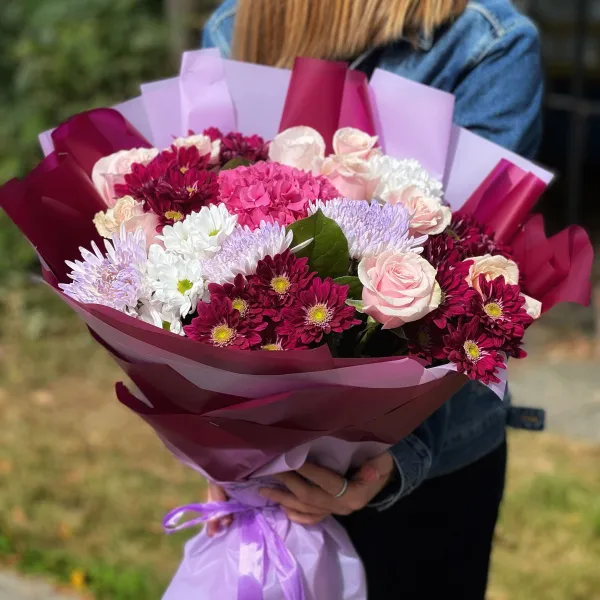 Букет из хризантем и роз