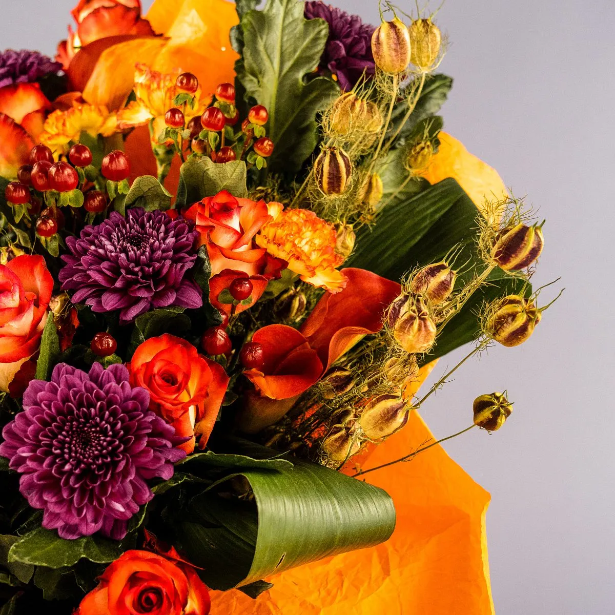 Розы, хризантемы и гвоздики в коробке