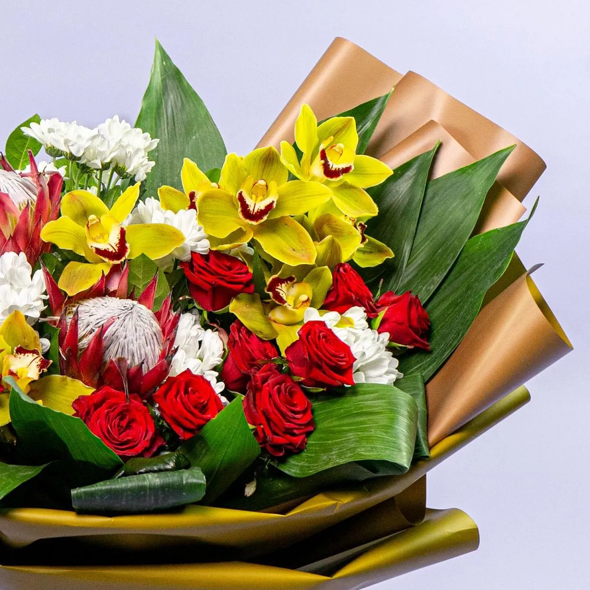 Букет из протей, орхидеи и алых роз