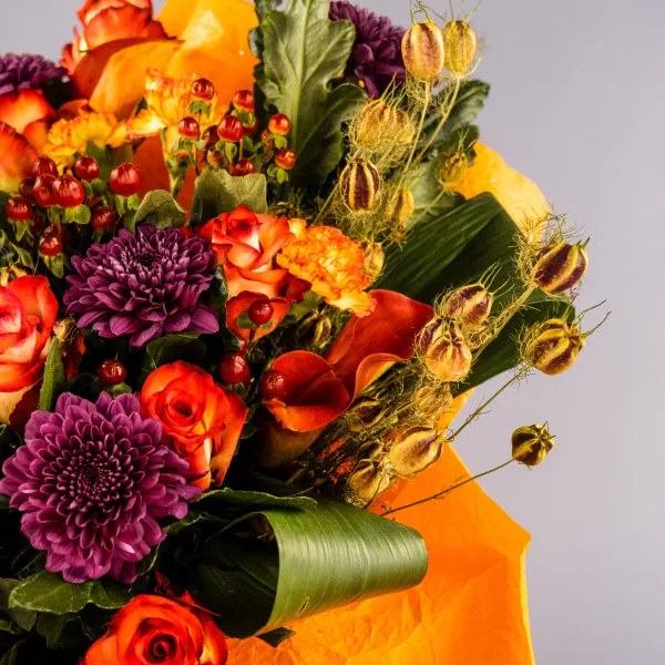 Розы, хризантемы и гвоздики в коробке