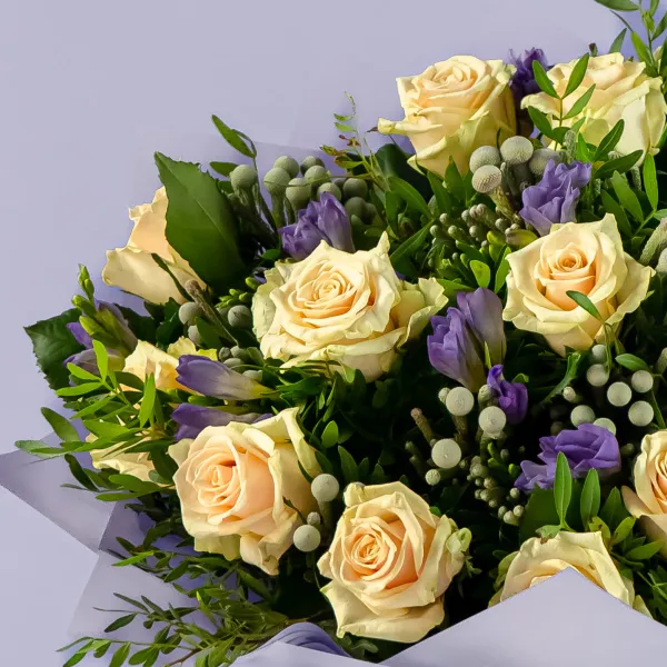 Букет из кремовых роз и фрезий