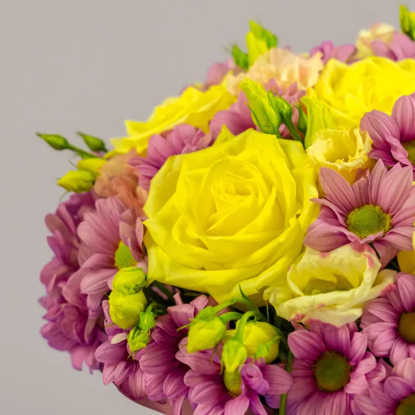 Розы, хризантемы, эустомы в коробке