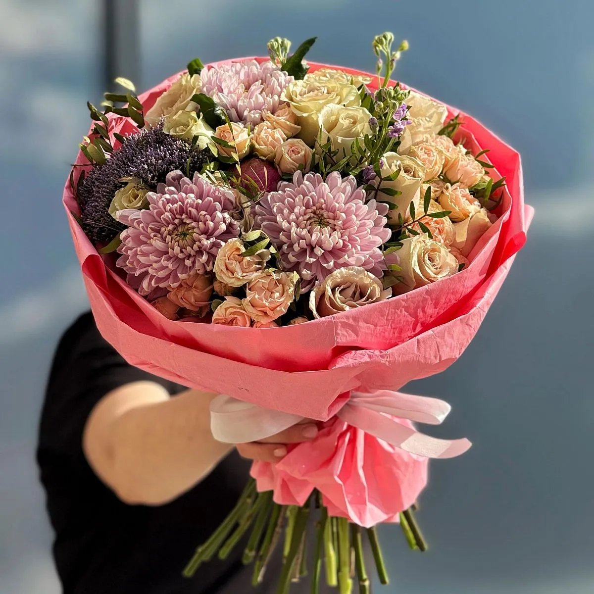 Букет из роз, хризантем и матиолл