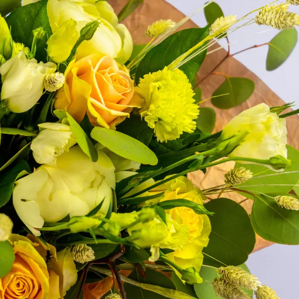 Букет из роз, пионов и гвоздик