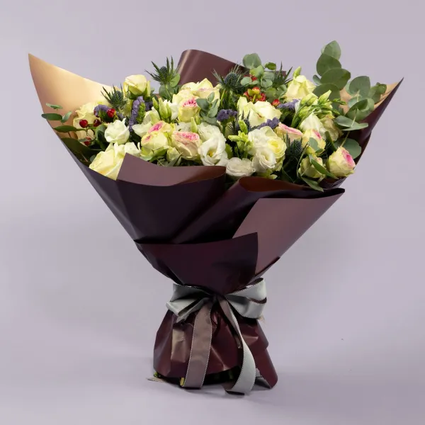 Букет из роз микс, хризантем и эустом