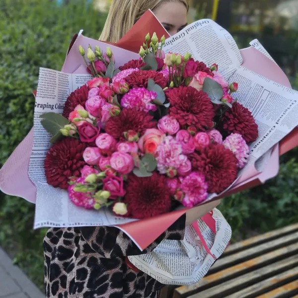 Букет из хризантем, гвоздик и роз микс