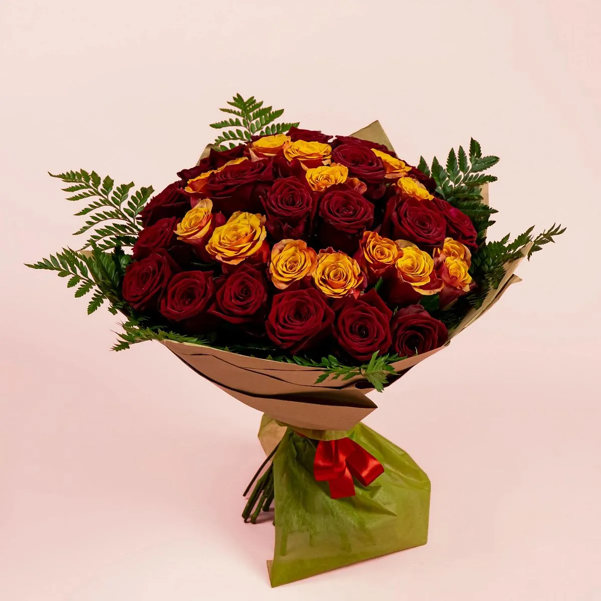 Букет из 35 бордовых и оранжевых роз