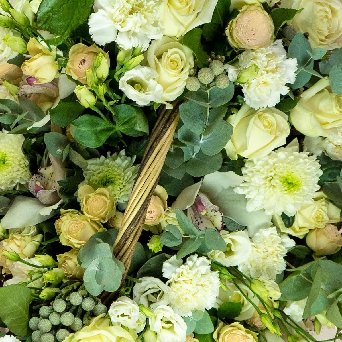 Розы микс и хлопок в корзине