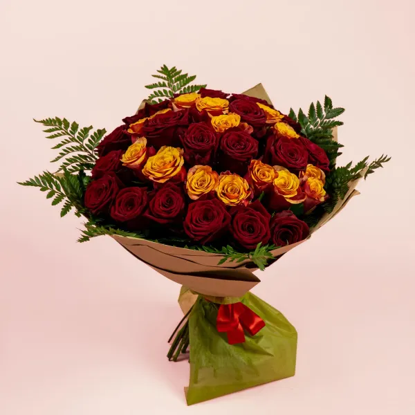 Букет из 35 бордовых и оранжевых роз