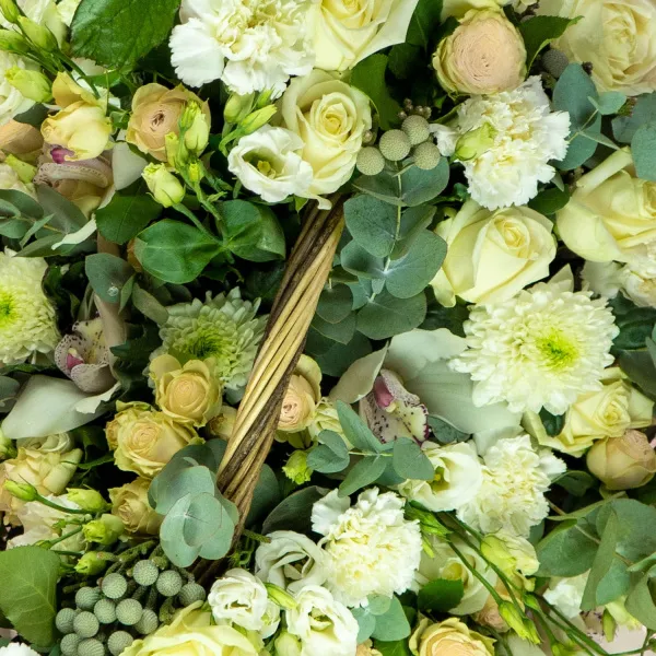 Розы микс и хлопок в корзине