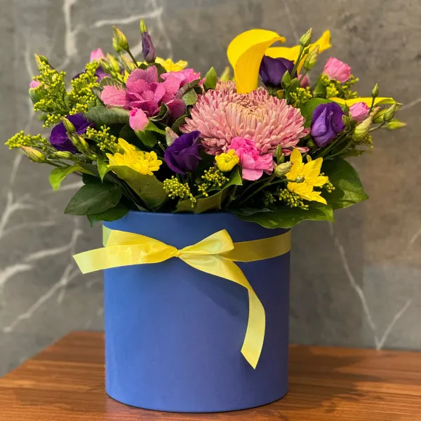 Хризантемы, эустомы и солидаго в коробке