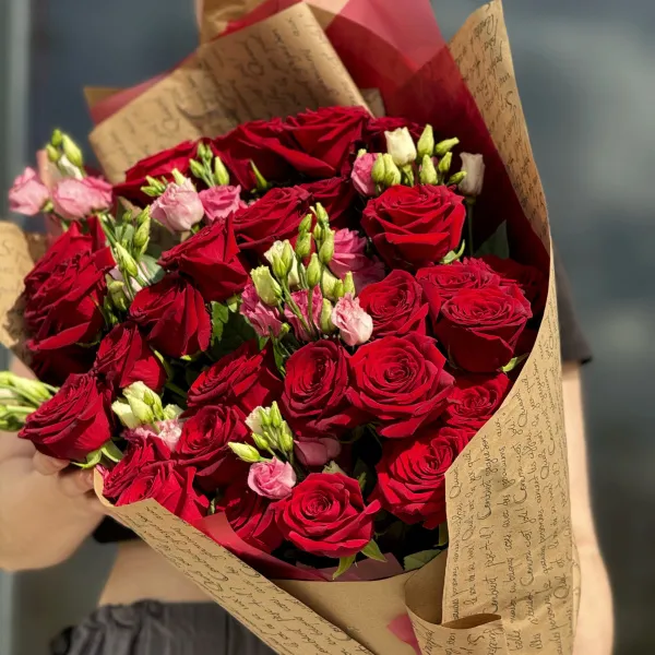 Букет роз и эустом (70 см)