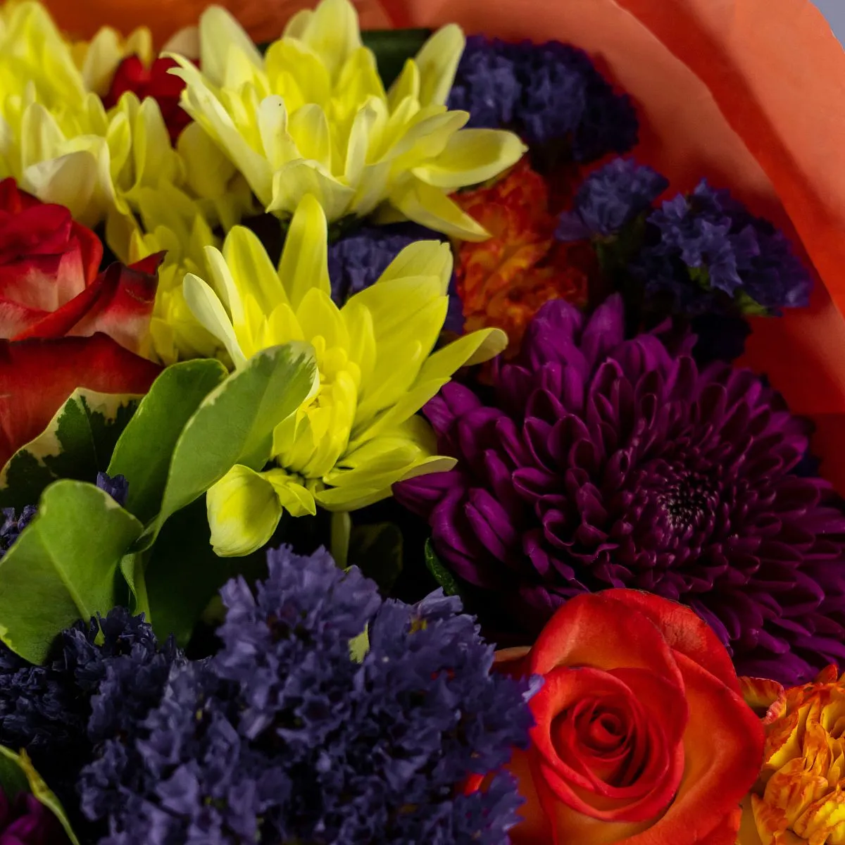 Букет из протей, хризантем микс и роз