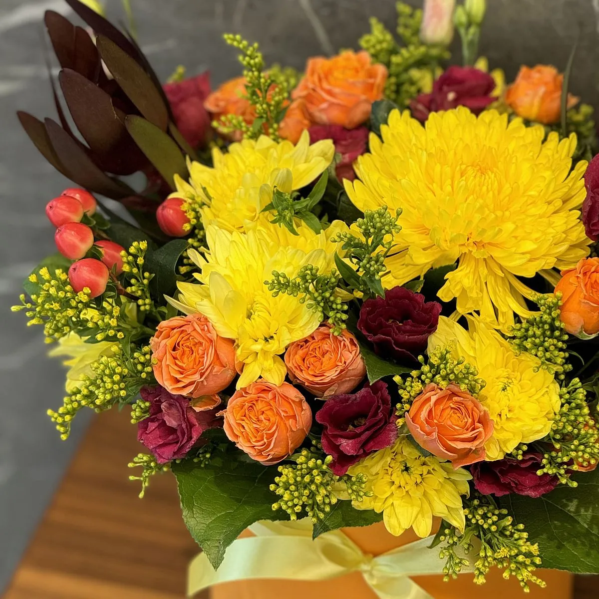 Гиперикумы, хризантемы и розы в коробке