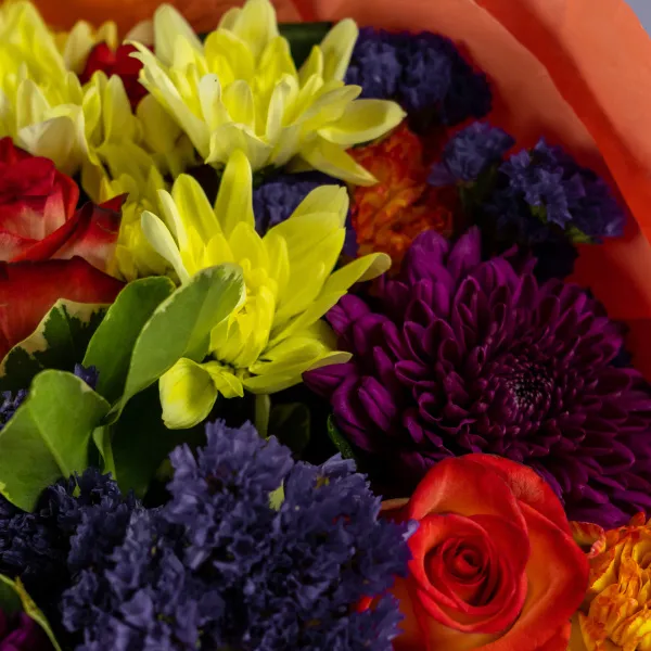 Букет из протей, хризантем микс и роз