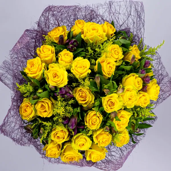 Букет из альстромерий и жёлтых роз