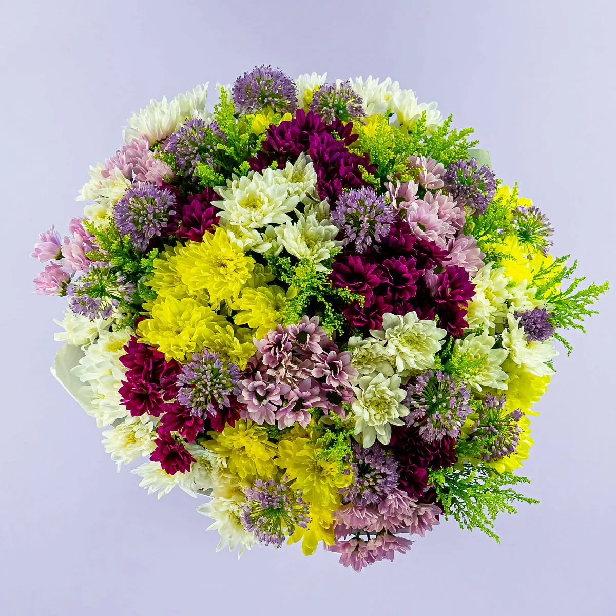 Букет из 25 хризантем микс и аллиума