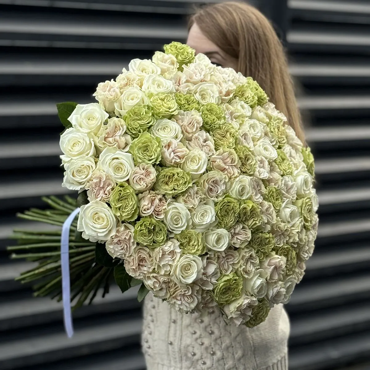 Букет 101 бело-зеленый микс роз эквадор (60см)