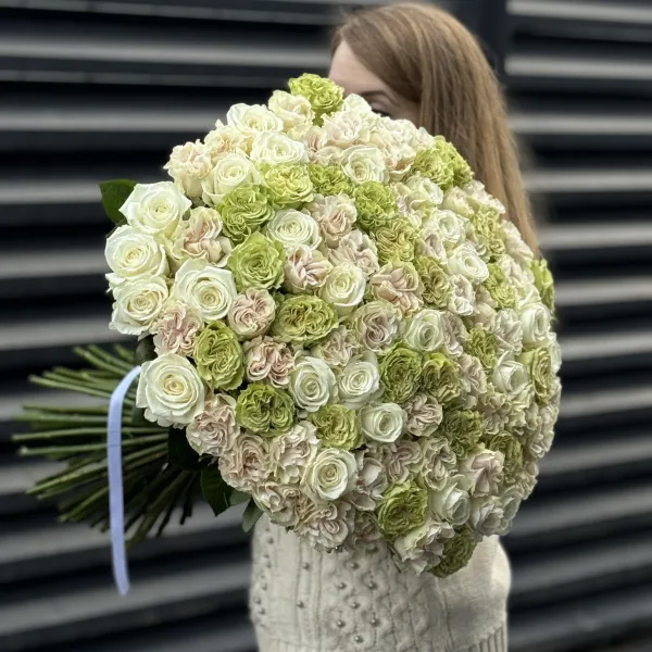 Букет 101 бело-зеленый микс роз эквадор (70см)
