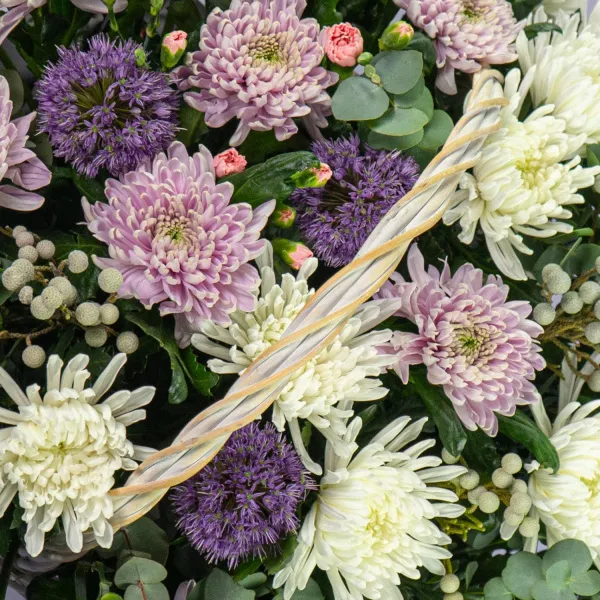 Хризантемы микс и гвоздики в корзине