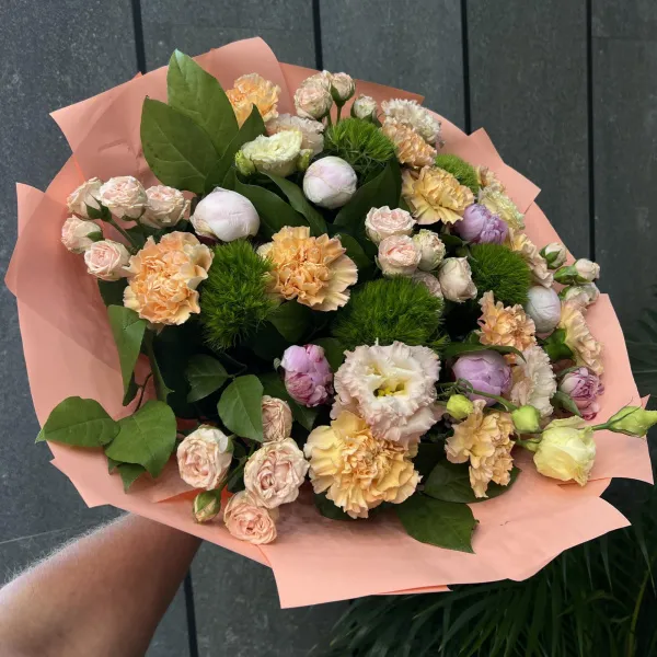 Букет из гвоздик и пион