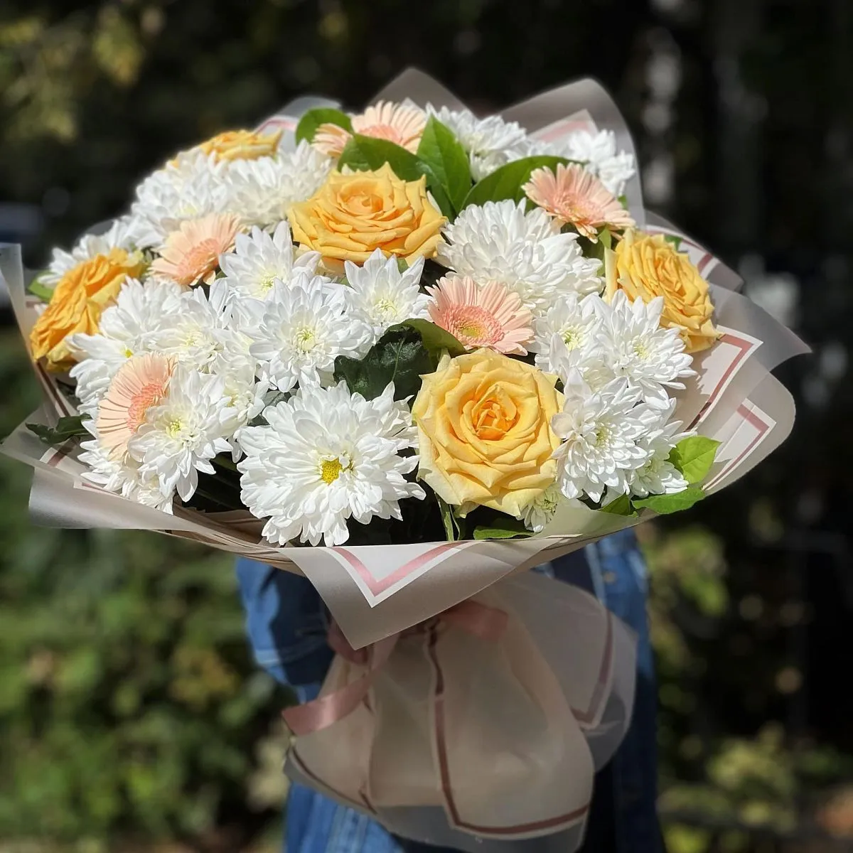 Букет из хризантем, роз и гербер