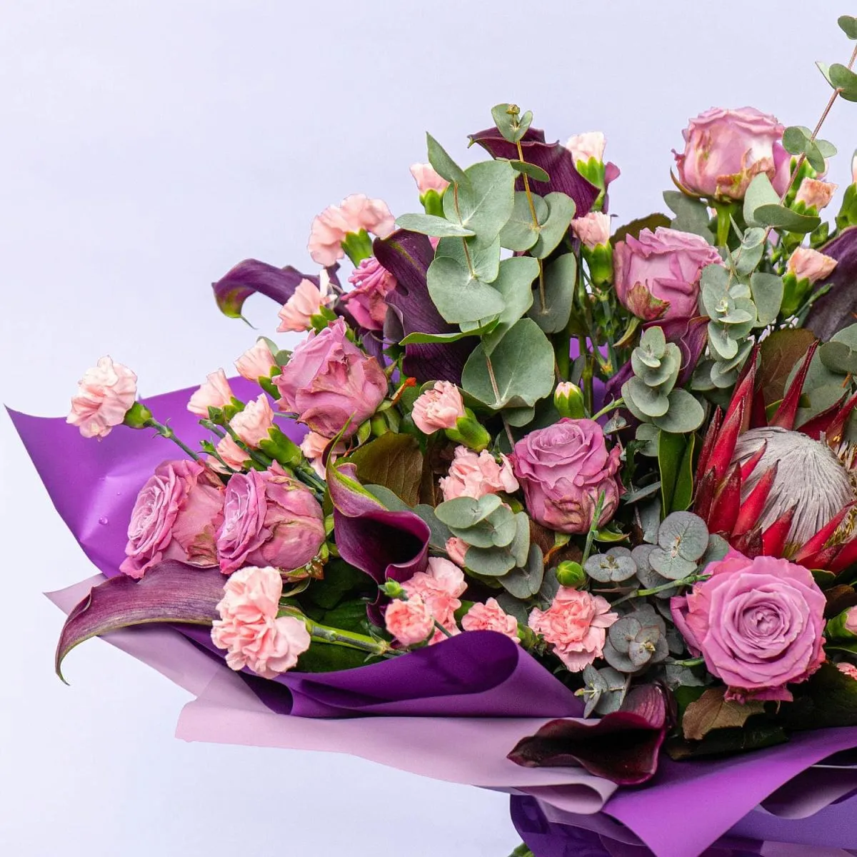 Букет из роз, гвоздик и протеи