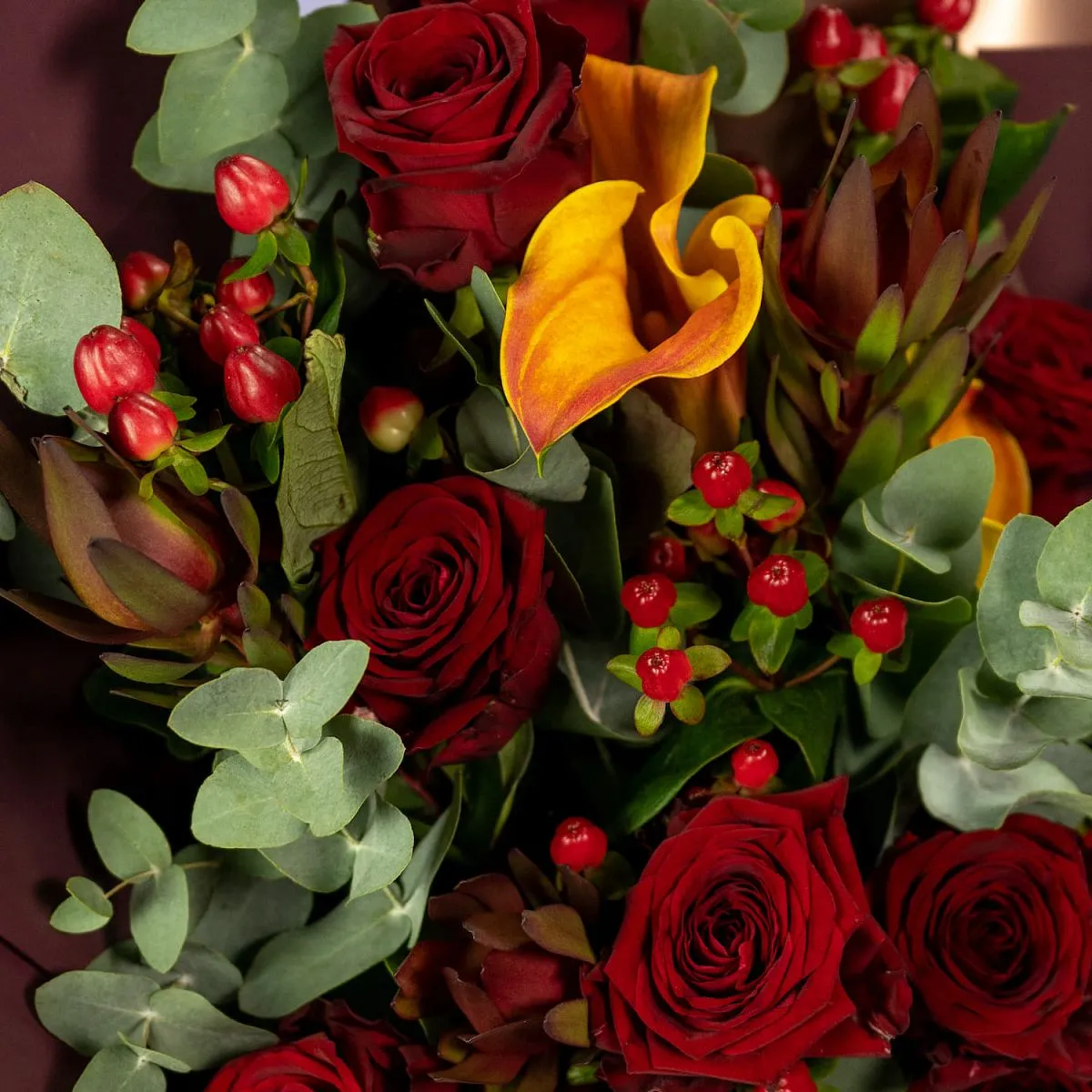 Букет из калл и красных роз