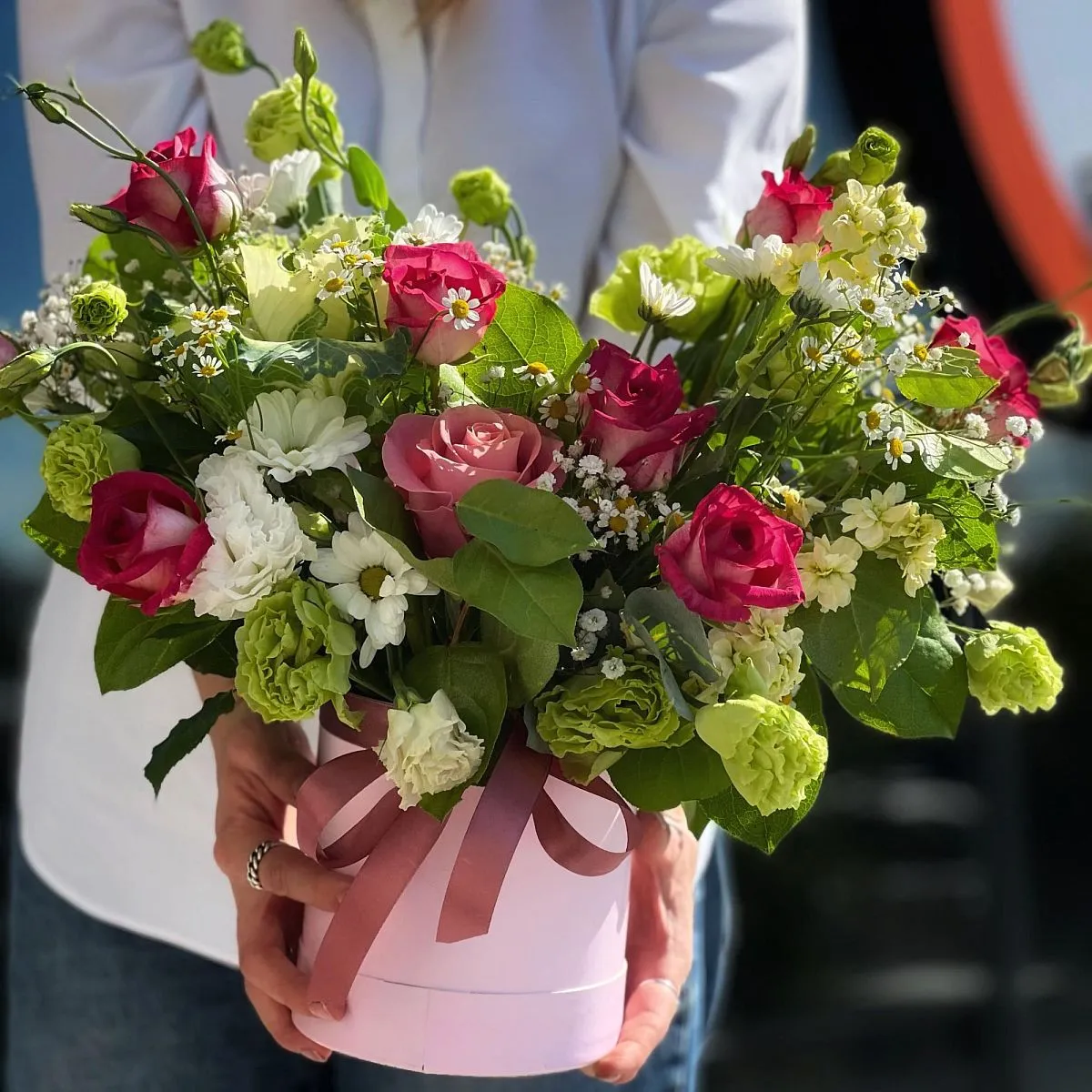 Розы, матиолла и эустом в коробке