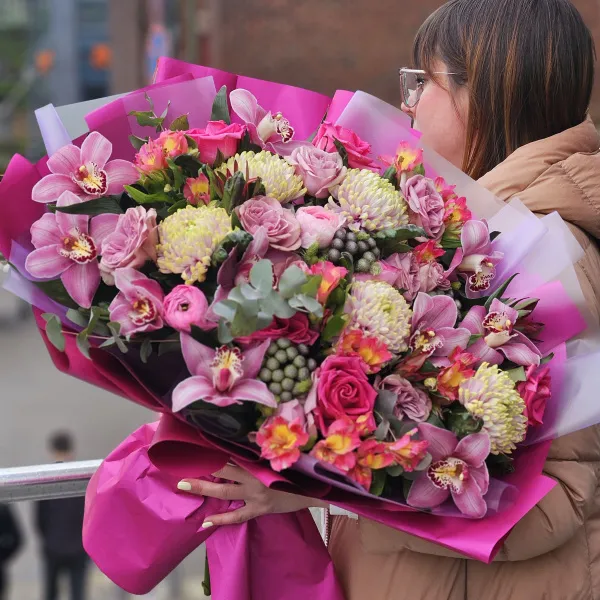 Букет роз, ранункулюсов и аспидистр