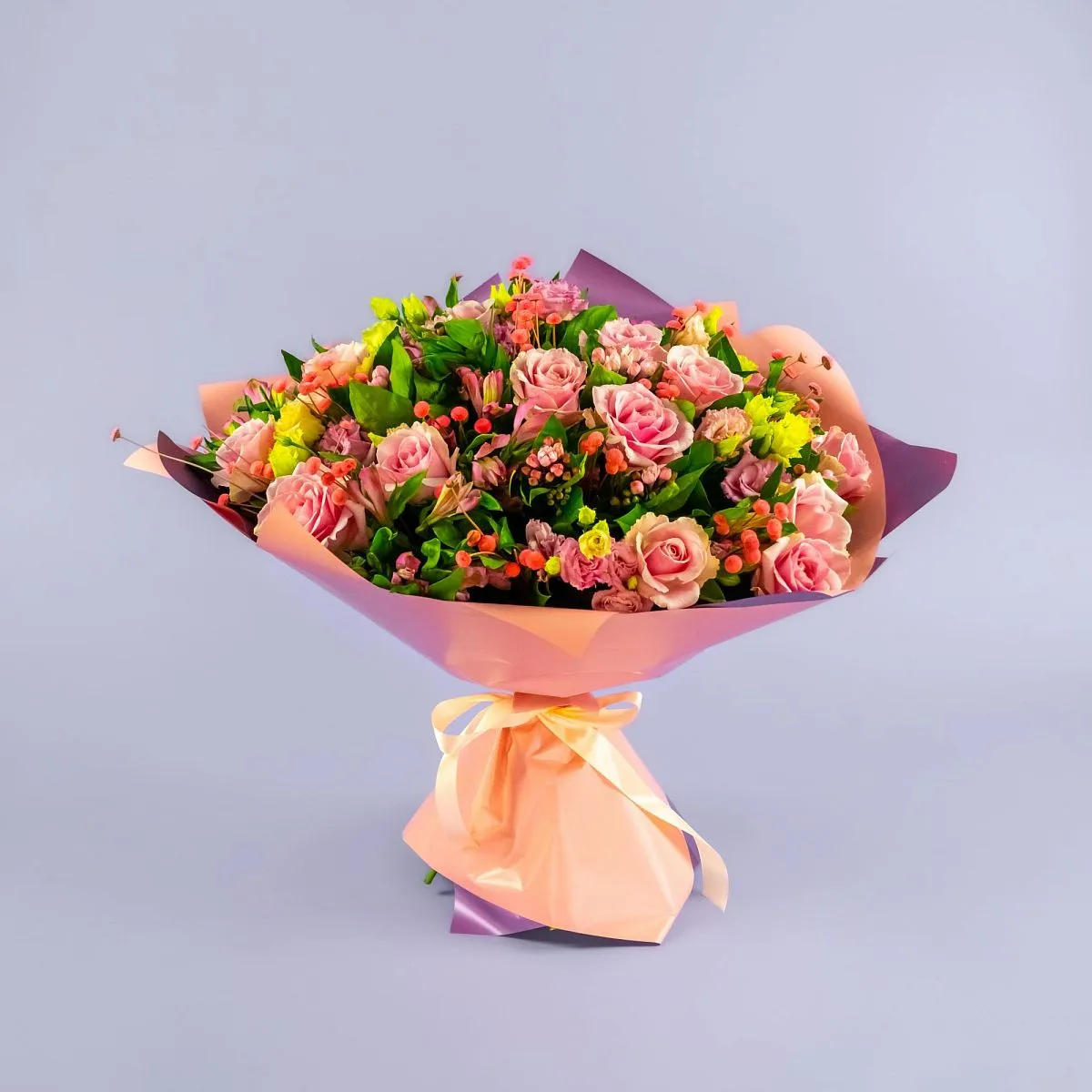 Букет из роз, альстромерий и эустом