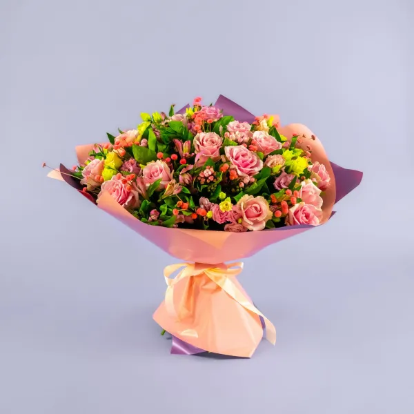Букет из роз, альстромерий и эустом